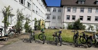 Bild: Fahrräder im Garten des Landratsamts