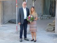 Landrat Dr. Klaus Michael Rückert gratuliert Monique Bliesener mit einem Blumenstrauß zur neuen Position. 