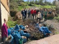 Teilnehmerinnen und Teilnehmer der Müllsammelaktion mit Müllbergen