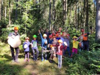 Foto: Waldwochen-Kindergruppe mit Förstern und Waldarbeitern